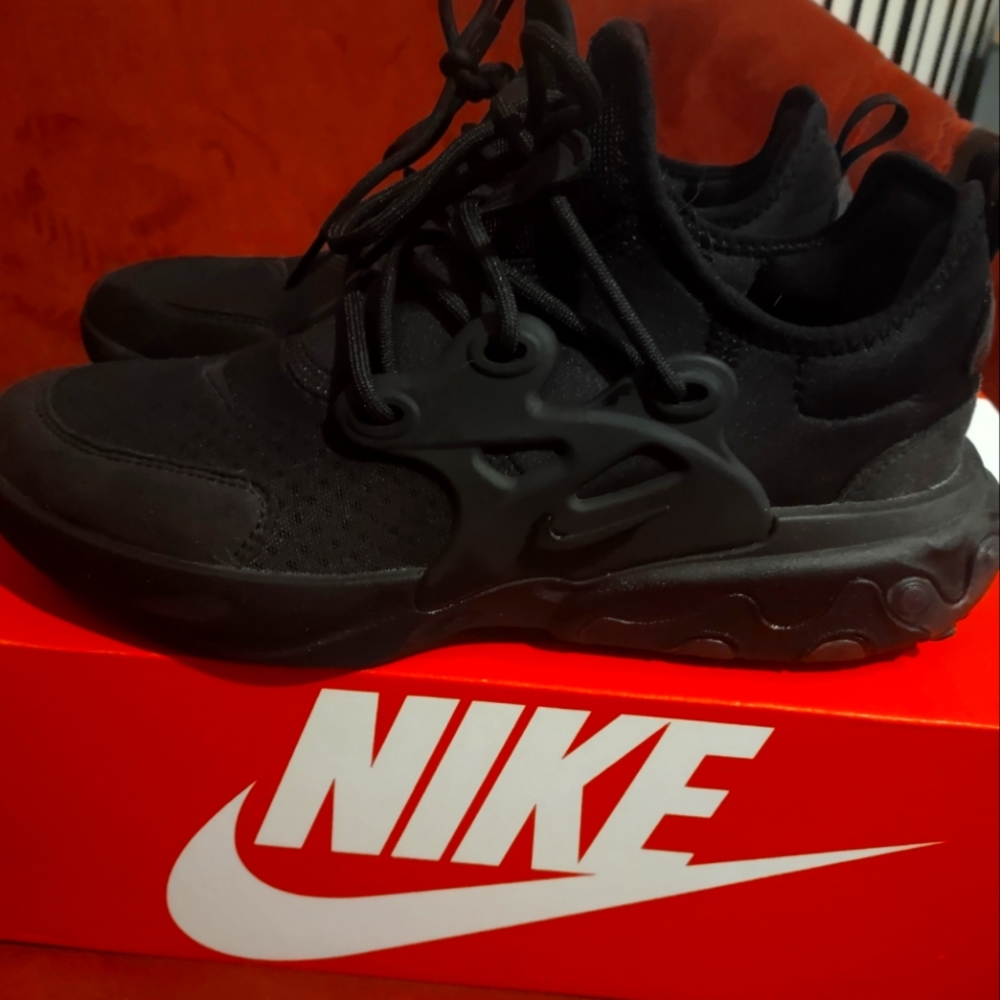 Youth size 7/ women's size 8.5 Nike react presto (gs) NWOT